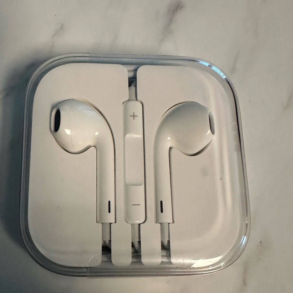 BRAND NEW APPLE Earbuds..